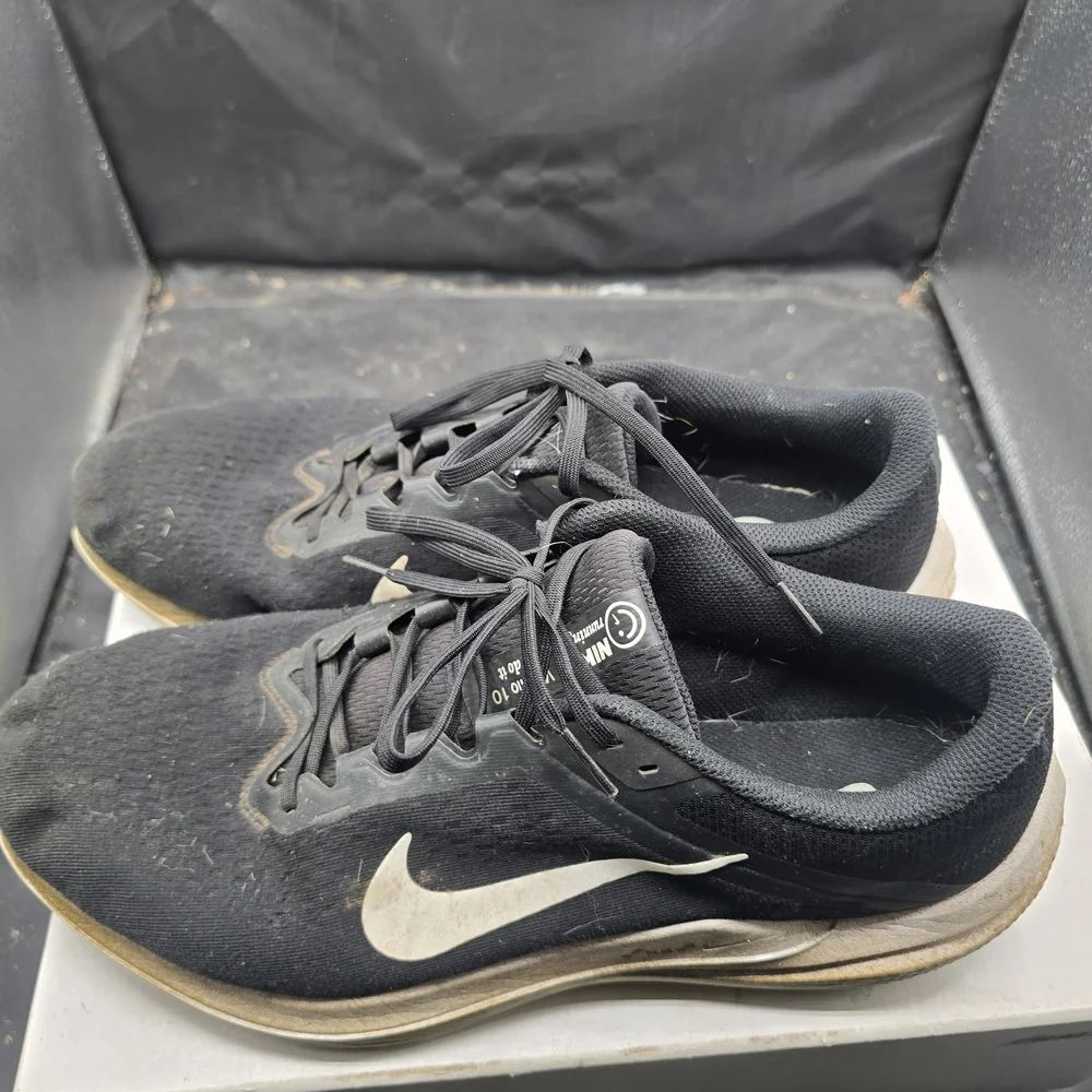 A0371 Nike Black and White Athletic Sneakers‎